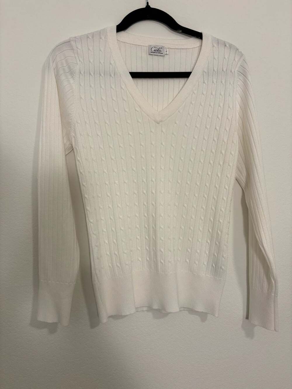Cielo White Cable Knit V-Neck Sweater Size L